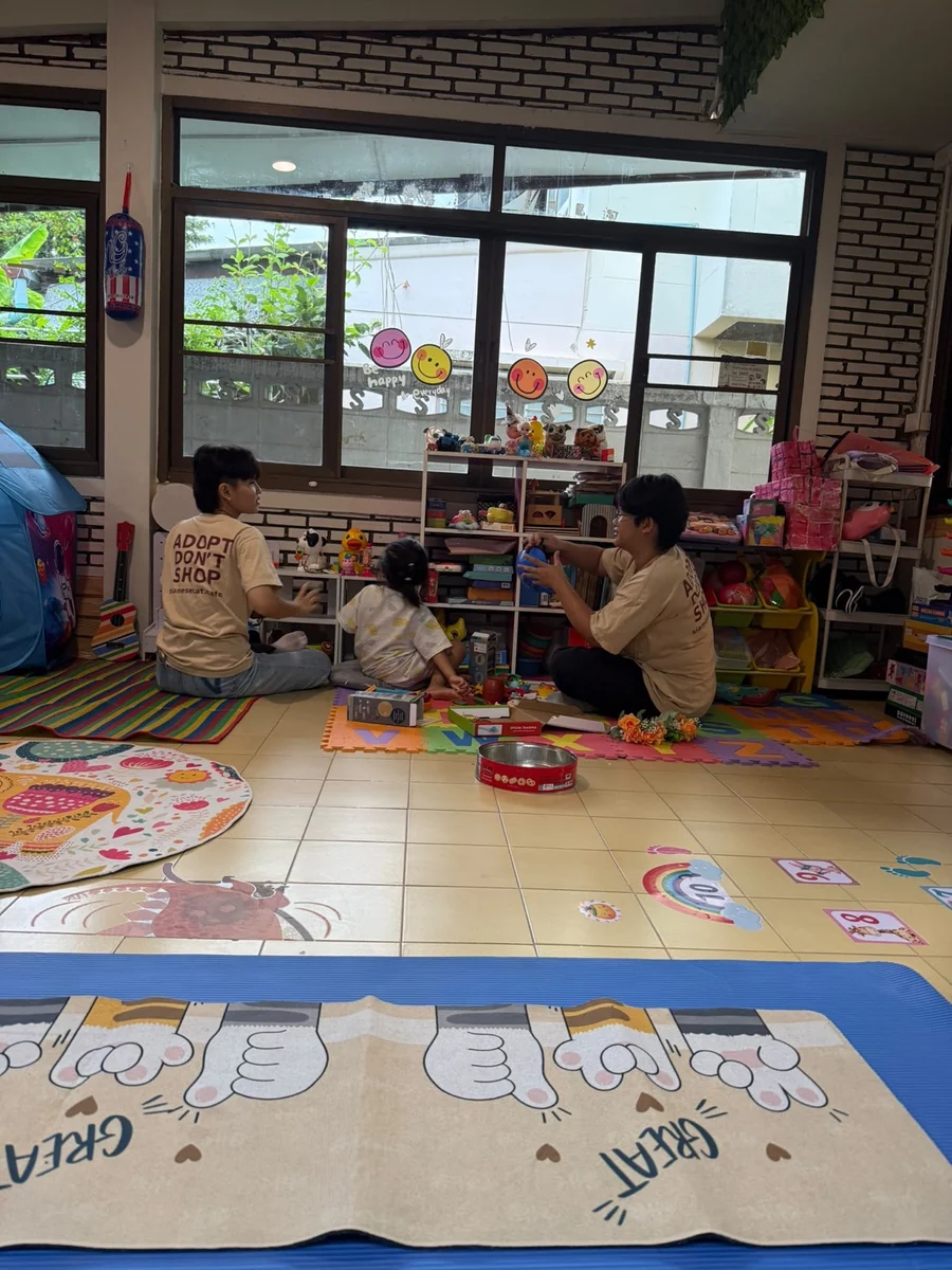 เด็กกำลังเล่นภายใน Siamese Cat Creative Club