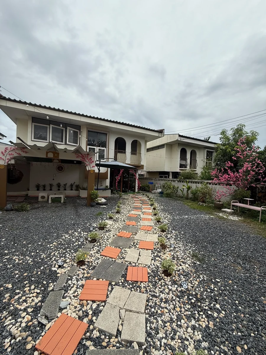 ทางเข้า Siamese Cat Creative Club ที่บางแก้ว